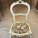 La Chaise Louis Philippe se prête au jeu de la housse ronde et s'avère très confortable.