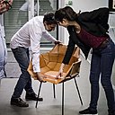 A gauche, cours de design produit avec le designer Fabrice Berrux. A droite, découverte d’un prototype dans la formation en design global de fin d’études.