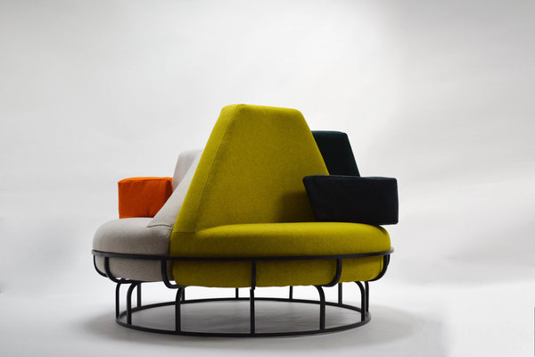 Autre configuration pour le fauteuil Agrume qui a été conçu pour égayer les halls de restaurants ou d’hôtels. Création Hélène Quatrefages, Rado Prize Star 2018.