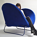 Pour le fauteuil Dune, un seul bloc de mousse HR 35kg/m3 floqué qui repose sur une structure tubulaire en acier tubulaire époxy de 18 mm de diamètre. Création Caroline Rigal, Rado Prize Star 2018.