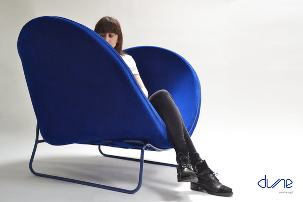 Pour le fauteuil Dune, un seul bloc de mousse HR 35kg/m3 floqué qui repose sur une structure tubulaire en acier tubulaire époxy de 18 mm de diamètre. Création Caroline Rigal, Rado Prize Star 2018.
