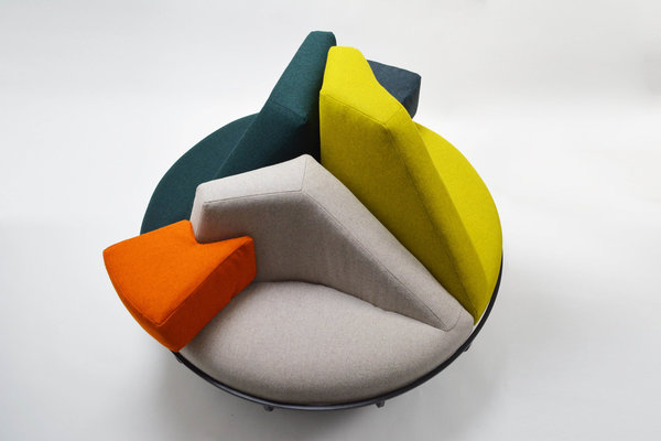 Composé à la façon d’une corbeille de fruits, ce fauteuil est composé de coussins en mousse recouverts de tissu Kvadrat qui s’insèrent dans une structure d’acier. Création Hélène Quatrefages, Rado Star Prize 2018.