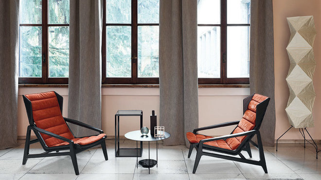 Fauteuils D.156.3 dessiné pour Altamira, avec structure en noyer américain massif ou laqué noir semi brillant avec sangles de support de support dossier et coussin matelassé.