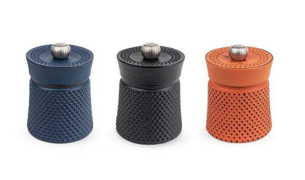 Rituel. Tout comme le thé, le poivre se déguste, empruntant la fonte à picots des théières chinoises. Moulin, avec poivre du Sichan, 55 €, l’un, Peugeot.