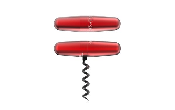 A glisser dans sa poche. Composé d’une mèche type sommelier revêtue de téflon noir et d’un corps en aluminium anodisé, il trouvera aussi sa place sur la table. Tire-bouchon fabriqué en France, 10 coloris, personnalisable, 26 €, Lance.