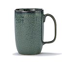 Perso. Au bureau ou en famille, on l’adopte aisément avec sa belle patine vintage, mug en grès, 8,90 €, Absolument Maison, Galeries Lafayette.