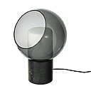 Orientable. On choisit la lumière selon ses besoins, faisant pivoter l’abat-jour en verre et en réglant l’intensité grâce au variateur intégré. Lampe à poser Evedal, 149 €, Ikea.