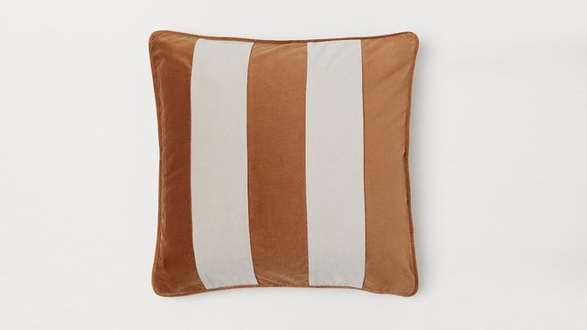 Raffinée et pas cher. A mixer sur un canapé avec du velours uni, housse de coussin à rayures en velours, 14,99 €, H&M Home.
