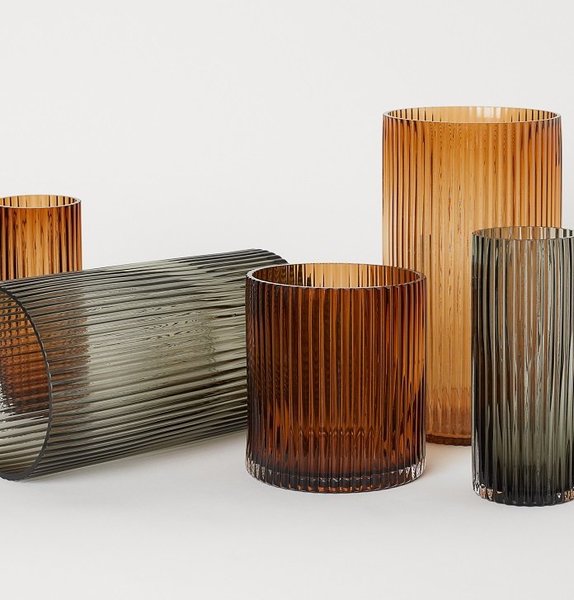 Élégance de l’ambre. Une transparence subtile pour ces vases en verre cannelé, à partir de 9,99 €, l’un, H&M Home.