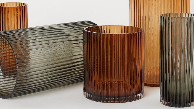 Élégance de l’ambre. Une transparence subtile pour ces vases en verre cannelé, à partir de 9,99 €, l’un, H&M Home.