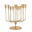 Eclatant. Magique sur une table de fête, lorsqu’il brille de l’éclat de ses onze bougies allumées, chandelier Etretat, en métal doré, 50 €, Alinea.