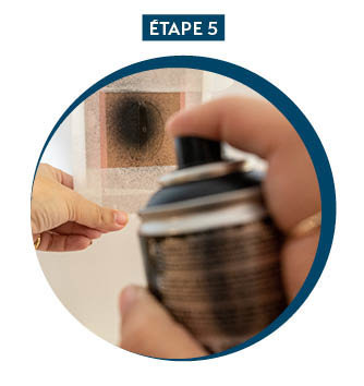 Etape 5 : Placer les pochoirs et bomber les chiffres.