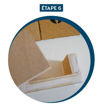 Etape 6 : Coller les découpes de bois sur le tableau.