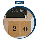 Etape 7 : Ecrire le mois en cours sur le tableau noir.