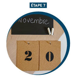 Etape 7 : Ecrire le mois en cours sur le tableau noir.