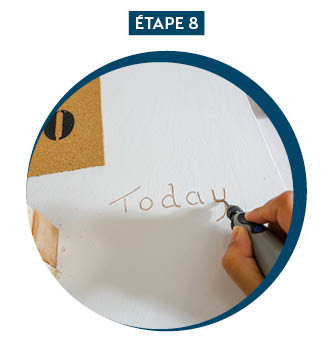 Etape 8 : Personnaliser le projet en gravant un message sur le bois.