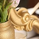 Bois, plâtre ou verre, l'aérosol pailleté recouvre tous les supports,