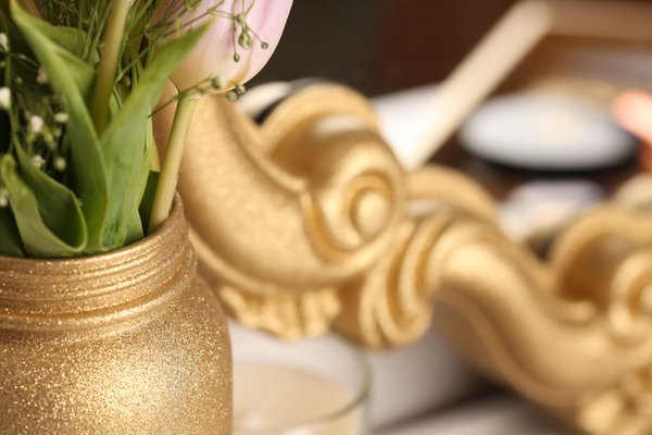 Bois, plâtre ou verre, l'aérosol pailleté recouvre tous les supports,