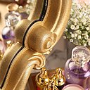 Après avoir protégé le miroir, bombez le cadre en tenant l'aérosol à 25 cm de distance. Laissez sécher , puis passer le vernis protecteur transparent.