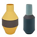 Jeu de formes et de matières pour ces vases Mona, où dialoguent la transparence du verre et l’opacité de la céramique.  Design Myriam Mortier.