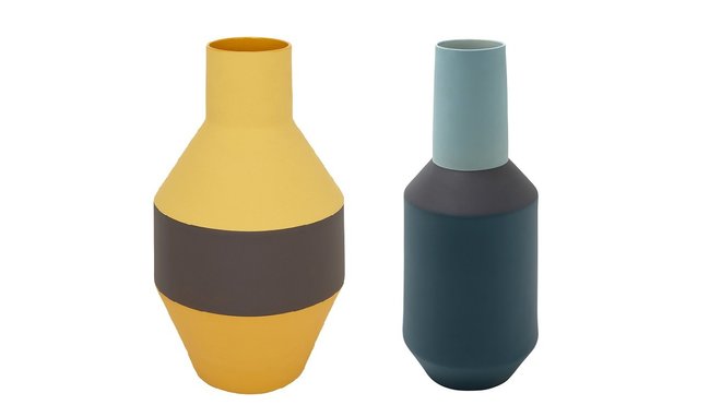 Jeu de formes et de matières pour ces vases Mona, où dialoguent la transparence du verre et l’opacité de la céramique.  Design Myriam Mortier.