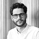 Adrien Carvès. Diplômé de la Strate-Ecole, il intègre le bureau d’études Elipson, puis le Studio de Design Habitat, dont il coordonne les activités.