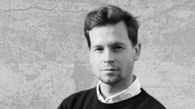 Gaston Lobet. Après avoir étudié aux USA à l’université de Long Beach, et travaillé en agence à Paris, il obtient son diplôme à la Strate- Ecole.