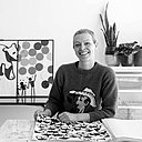 Sarah Corynen. Styliste de formation et artiste, elle développe pour Habitat, une collection capsule à forte identité.