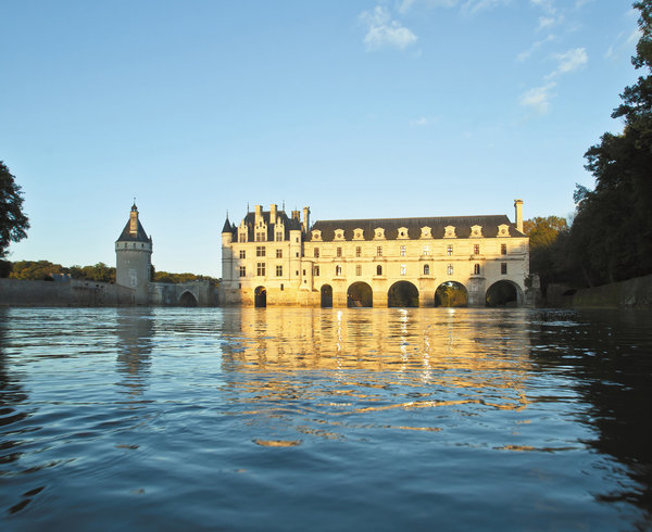 Coquetterie de la langue française : le château s’écrit Chenonceau, sans x, alors que le village de Chenonceaux en possède un.
