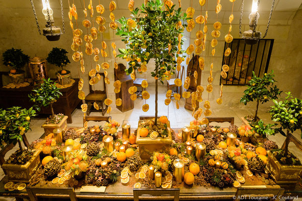 En souvenir des origines florentines de Catherine de Médicis, Jean-François Boucher a réalisé une scénographie faite d’oranges et de fleurs orangées.