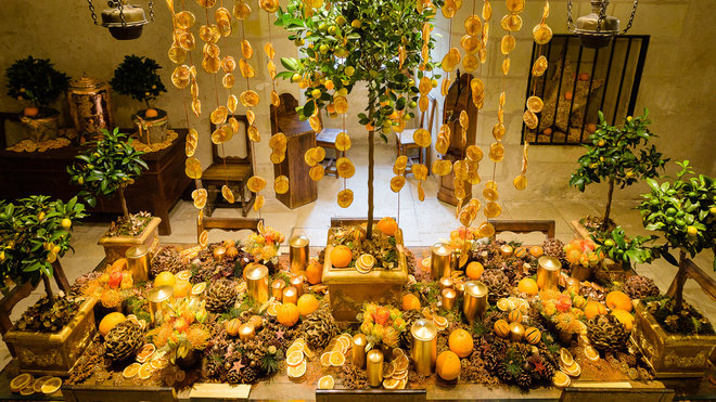 En souvenir des origines florentines de Catherine de Médicis, Jean-François Boucher a réalisé une scénographie faite d’oranges et de fleurs orangées.