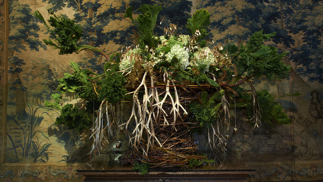 Mises en scène des bouquets en parfaite harmonie chromatique avec les tapisseries.