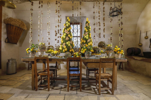 Dans les cuisines, des compositions à base de citrons font écho aux splendides casseroles de cuivre.