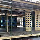 Modernité métallique de la Maison tropicale préfabriquée de Jean Prouvé qui a offert une solution au problème du logement de la colonie belge au Congo. Créée en 1953, elle dialogue avec la structure de l’atelier Citroën. Kanal/Centre Georges Pompidou.