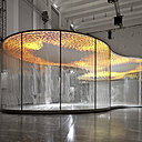 Pavillon Lavit LiquidKristal en verre qui accueille les pièces de design futuriste et prospectif fabriquées par impression 3D et explorant les technologies numériques les plus avancées. Création Ross Lovegrove. Au plafond une vidéo de Alisa Andrasek.