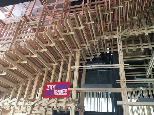 House 3, projet architectural pédagogique du laboratoire d’architecture (ALICE) de l’Ecole Polytechnique Fédérale de Lausanne (EPFL) construit dans les murs de l’usine Citroën historique. Environnement et espace habitable, cette construction modulaire a été réalisée à partir de lattes, éléments standardisés et produits du sciage du bois. Kanal/Centre Georges Pompidou.