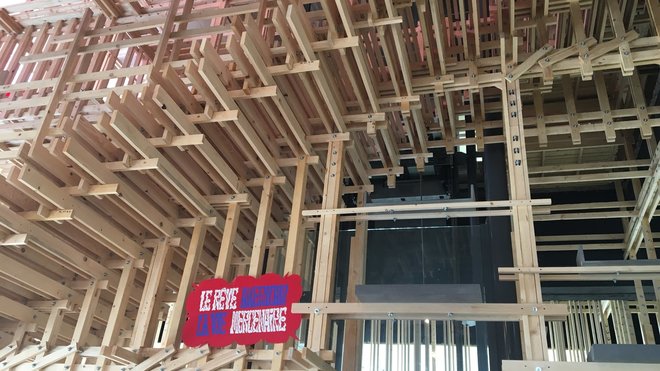 House 3, projet architectural pédagogique du laboratoire d’architecture (ALICE) de l’Ecole Polytechnique Fédérale de Lausanne (EPFL) construit dans les murs de l’usine Citroën historique. Environnement et espace habitable, cette construction modulaire a été réalisée à partir de lattes, éléments standardisés et produits du sciage du bois. Kanal/Centre Georges Pompidou.