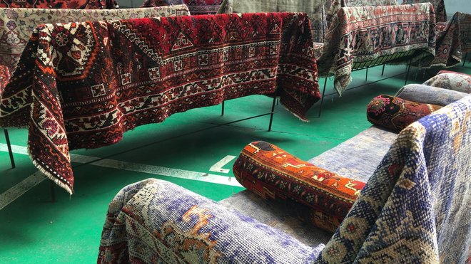 Auditorium, œuvre de Franz West, 1992. Métal, mousse, tapis et polochons. Interaction avec le public du musée, ces divans offrent un peu de repos à ses visiteurs. Kanal/Centre Georges Pompidou.