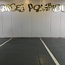 Georges Pompidou, œuvre de Raymond Hains, 1990. Caractères typographiques en laiton doré qui rendent hommage au président de la République Française qui a beaucoup travaillé pour la reconnaissance de l’art contemporain et du design ! Les lettres qui composent cette œuvre semblent issues de la vision d’un baigneur resté sous l’eau qui regarderait l’inscription se former à la surface. Kanal/Centre Georges Pompidou.