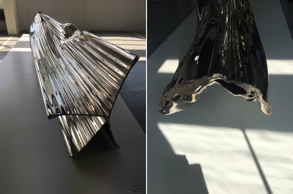 Billet 7- Extrusion 5, œuvre en aluminium nickelé de Thomas Heartherwick, 2011. Cet artiste qui a fondé en 1994, à Londres, un studio où se mêlent design ingénierie et architecture a réalisé l’une des plus longues extrusions d’aluminium jamais réalisées dans le domaine du design. Kanal/Centre Georges Pompidou.