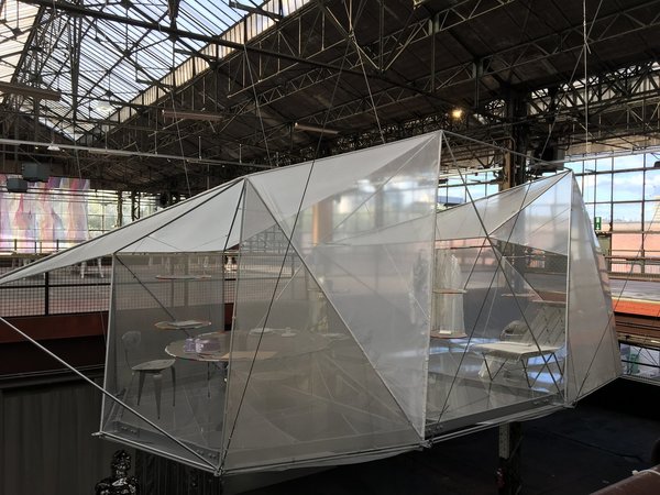 Pao II : A Dewellings for the Tokyo Nomad Women, création Toyo Ito, 1989-2017. Ce frêle abri suspendu, prône l’utilisation de structures légères pour former des espaces ouverts, capables de se plier à tous les usages du quotidien. Kanal/Centre Georges Pompidou.