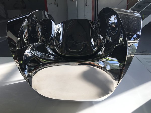 Fauteuil Rolling volume, création Rond Arad, 1991. Siège sculptural en tôle d’acier inoxydable poli dont la forme accentue le caractère réfléchissant du matériau.