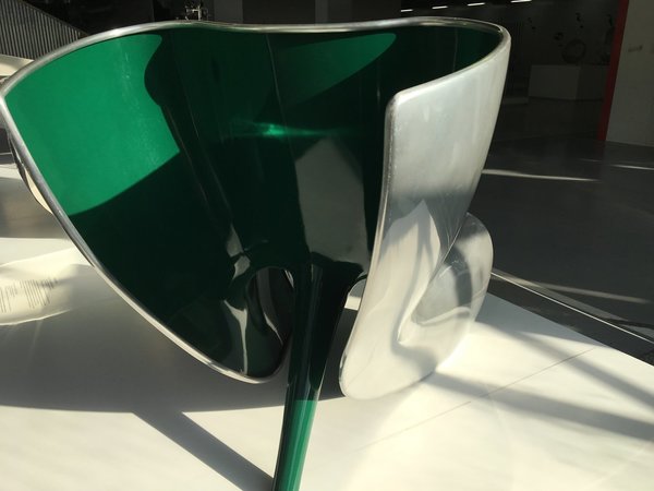 Vue arrière de la chaise Alufelt de Marc Newson avec corps creux et pied arrière unique. Kanal/Centre Georges Pompidou.