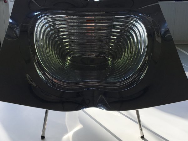 Fauteuil Uncut, création Ron Arad, 1997. Version avec coque thermoformée sous vide en aluminium anodisé et piètement en tube d’acier inoxydable, avec pourtour et fond de l’assise non découpée, la différenciant du modèle Tom Vac en polypropylène moulé. Kanal/Centre Georges Pompidou. Kanal/Centre Georges Pompidou.