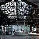 Sous la charpente métallique et verrière d’origine conservées, pavillon Lavit LiquidKristal en verre qui accueille les pièces de design futuriste et prospectif fabriquées par impression 3D et explorant les technologies numériques les plus avancées. Création Ross Lovegrove. Kanal/Centre Georges Pompidou.