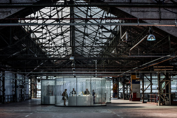 Sous la charpente métallique et verrière d’origine conservées, pavillon Lavit LiquidKristal en verre qui accueille les pièces de design futuriste et prospectif fabriquées par impression 3D et explorant les technologies numériques les plus avancées. Création Ross Lovegrove. Kanal/Centre Georges Pompidou.