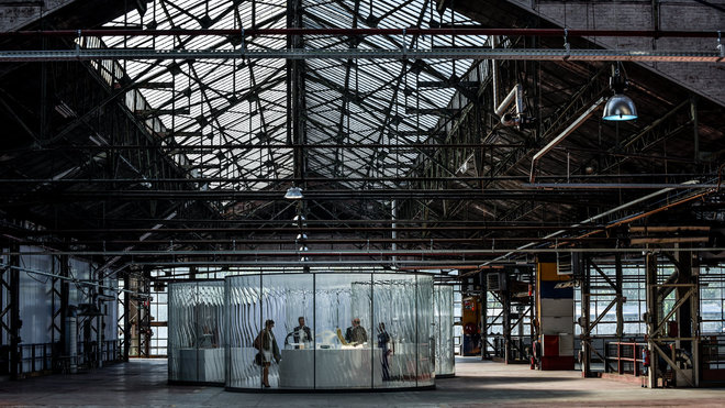 Sous la charpente métallique et verrière d’origine conservées, pavillon Lavit LiquidKristal en verre qui accueille les pièces de design futuriste et prospectif fabriquées par impression 3D et explorant les technologies numériques les plus avancées. Création Ross Lovegrove. Kanal/Centre Georges Pompidou.