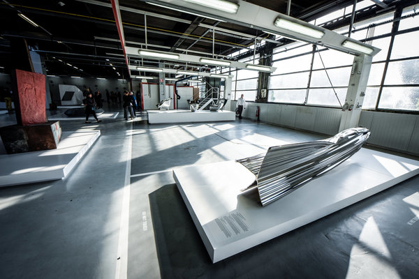Dans l’exposition « Tôles », pièces de design avec en premier plan l’œuvre Billet 7- Extrusion 5, en aluminium nickelé réalisée par de Thomas Heartherwick en 2011. Kanal/Centre Georges Pompidou.