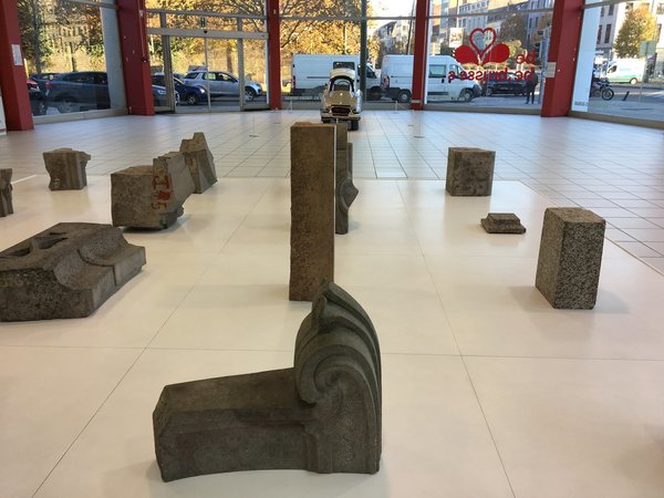 Fragments et vestiges de l’Hôtel Aubecq démoli et réalisé par l’architecte Victor Horta, avec 16 pierres provenant de sa façade qui tenait lieu de chef-d’œuvre.