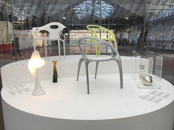 Dans la bulle créée par Ross Lovegrove, chaises prototypes du modèle Go Chair (création Ross Lovegrove 1998-2001) en magnésium moulé par injection et assise en polypropylène ou bois vernis.